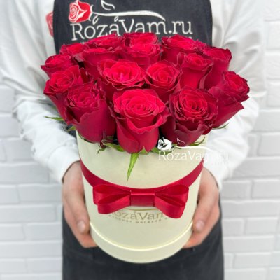 Коробка из 19 красных роз