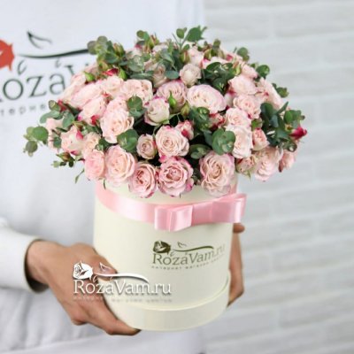 Нежно-розовая кустовая роза в коробке