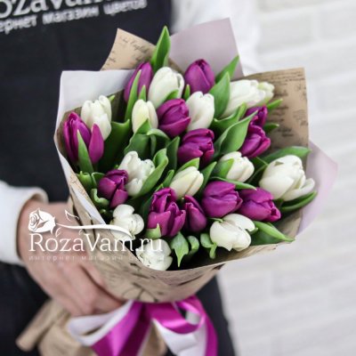 Букет 25 бело-фиолетовых тюльпанов
