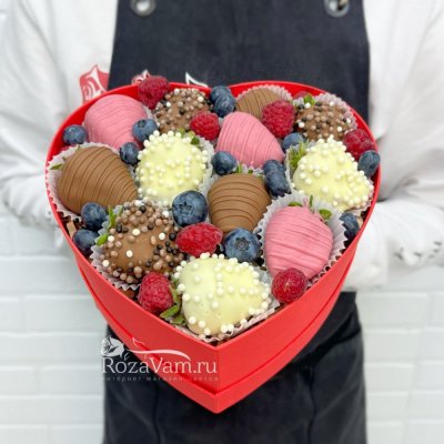 Клубника в шоколаде и ягоды в сердце