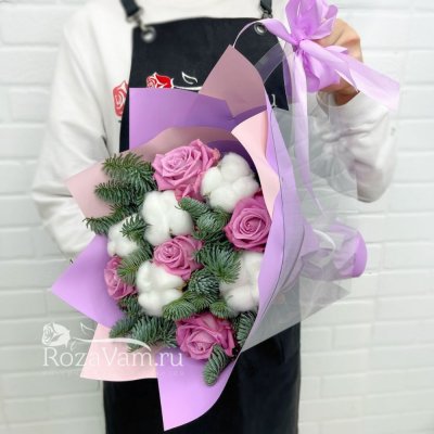 Новогодний букет с розами в сумке
