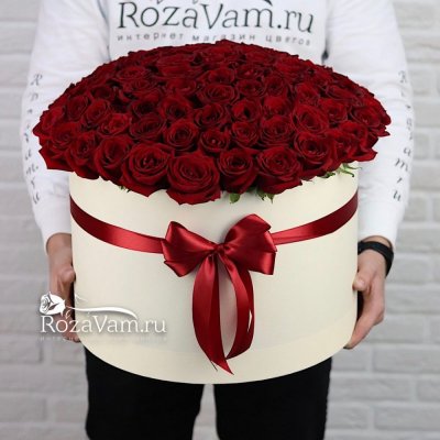 Шляпная коробка из 101 кремовой розы
