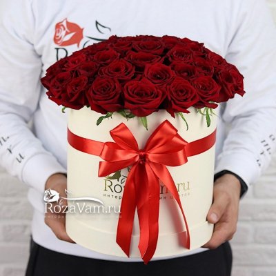 Шляпная коробка из 101 розовой  розы