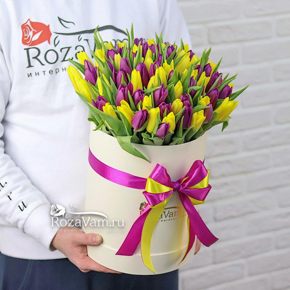 коробка из 75 желто-фиолетовых тюльпанов