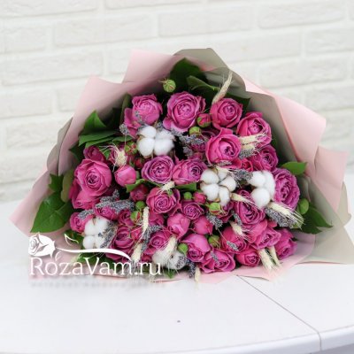 Букет пионовидных кустовых роз с лавандой
