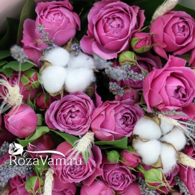 Букет пионовидных кустовых роз с лавандой
