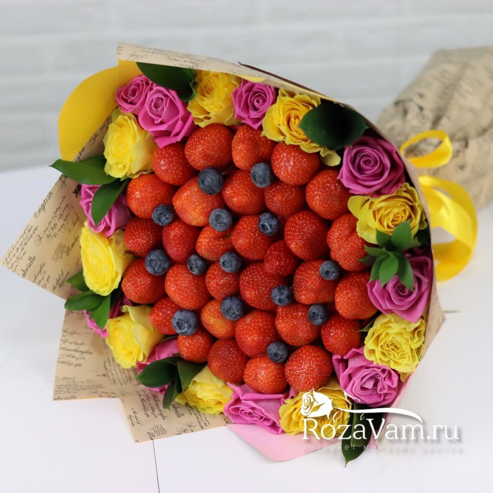 Букет из роз с ягодами №2