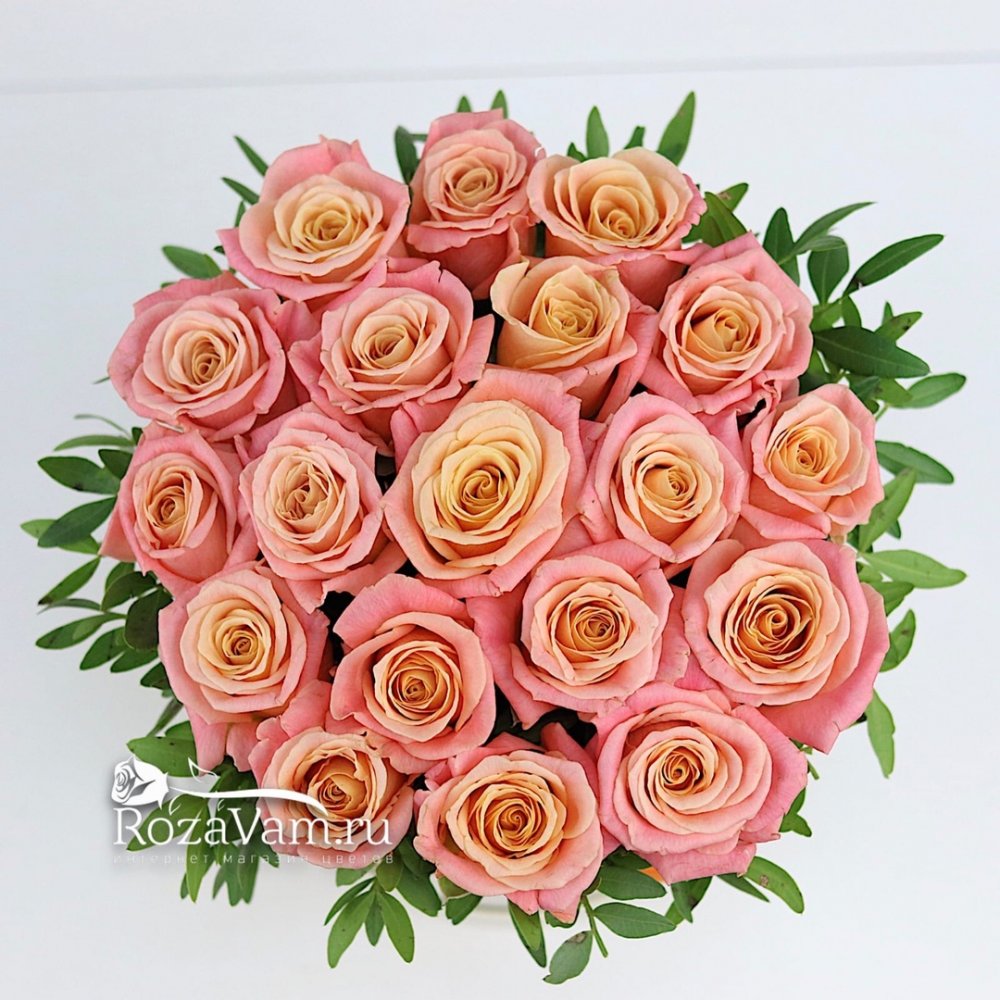 Коробка из персиковых роз