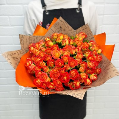 Букет из оранжевых кустовых роз 25 шт 40 см