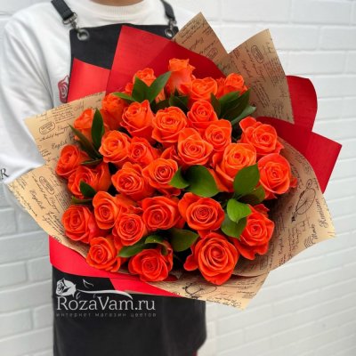 букет из 29 оранжевых роз+зелень 50 см
