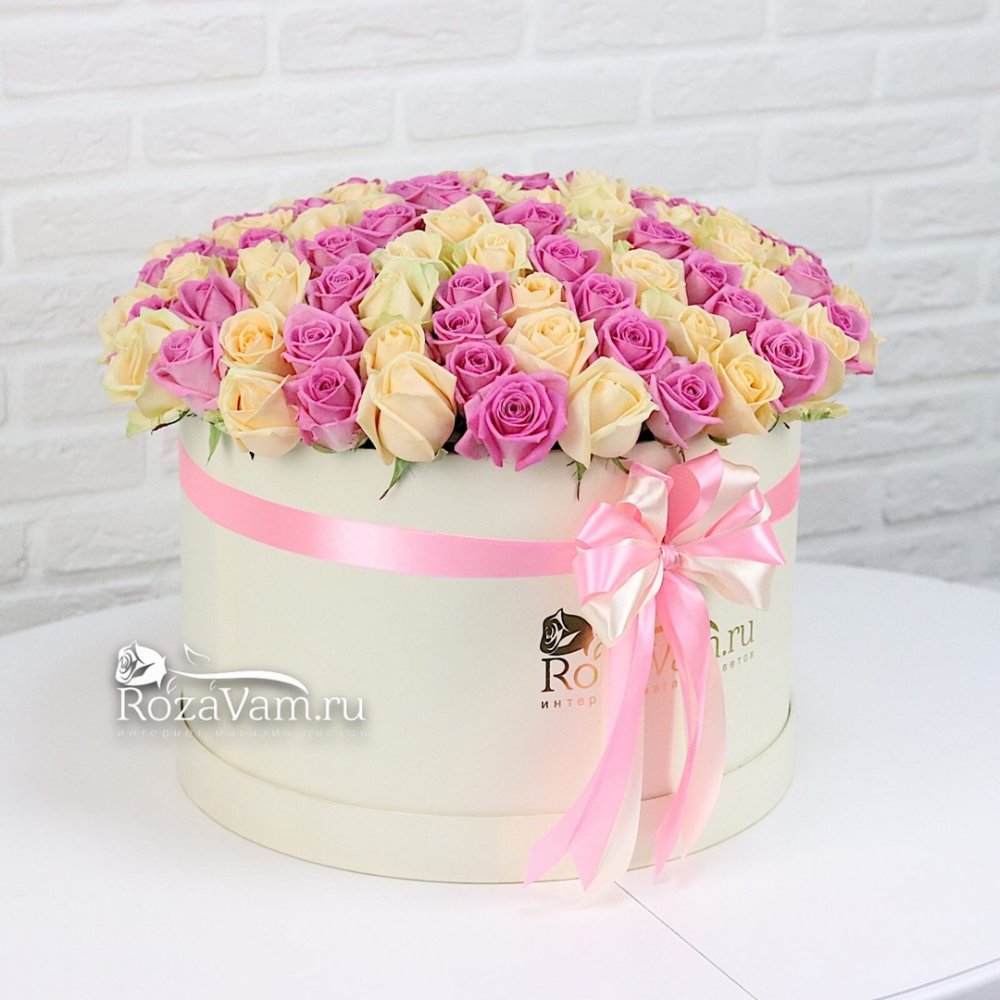 Коробка из 101 розово-кремовой розы