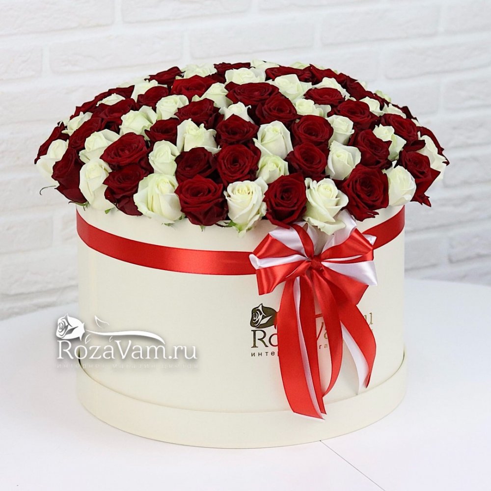 Шляпная коробка из 101 красно-белой розы