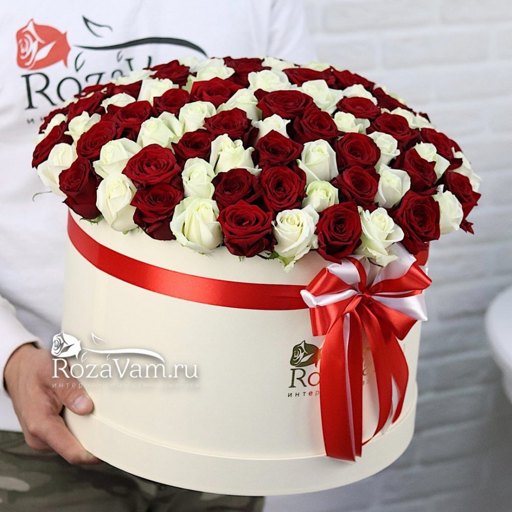 Шляпная коробка из 101 красно-белой розы