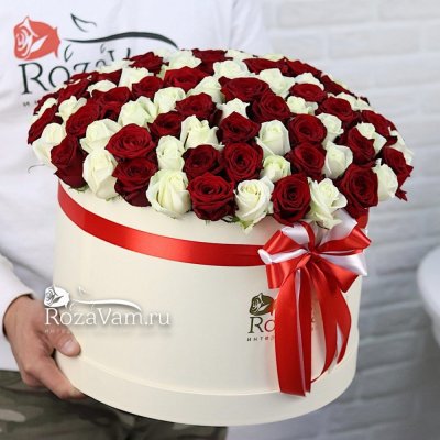 Шляпная коробка из 101 малиновой розы