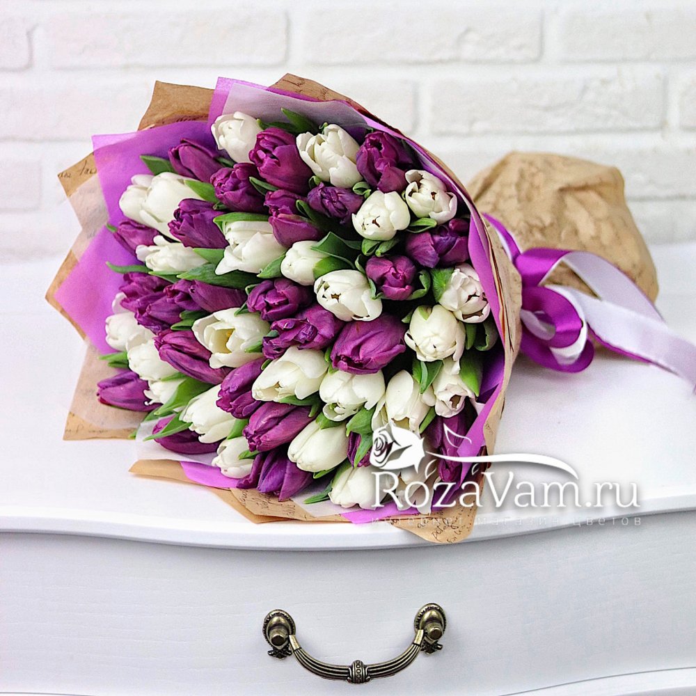 Букет из 51 бело-фиолетового тюльпана