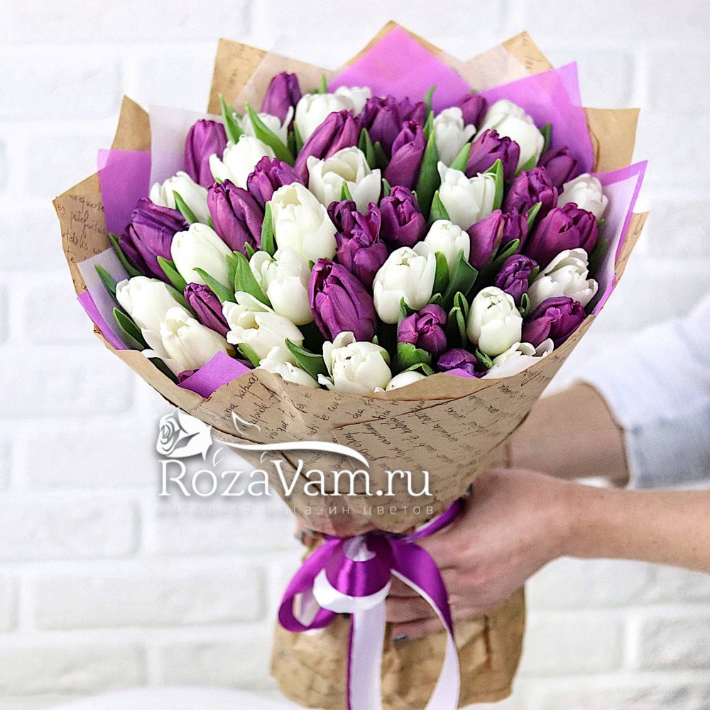 Букет из 51 бело-фиолетового тюльпана
