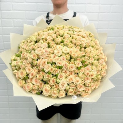 Букет из 101 кустовой розы Яна 50 см