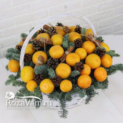 Новогодний ящик с мандаринами и курагой