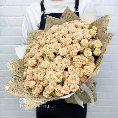 Коробка кремовых кустовых роз