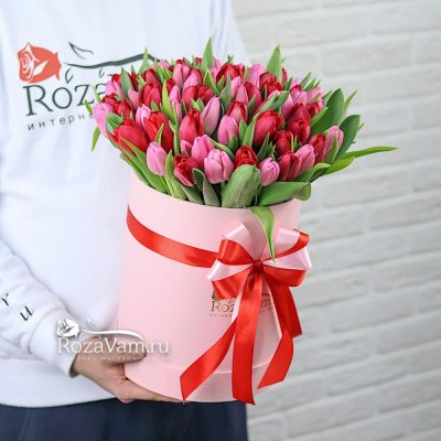 коробка из 75 красно-розовых тюльпанов