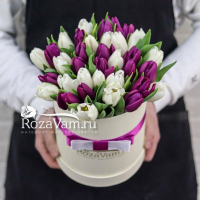 Коробка из 35 белых пион тюльпанов