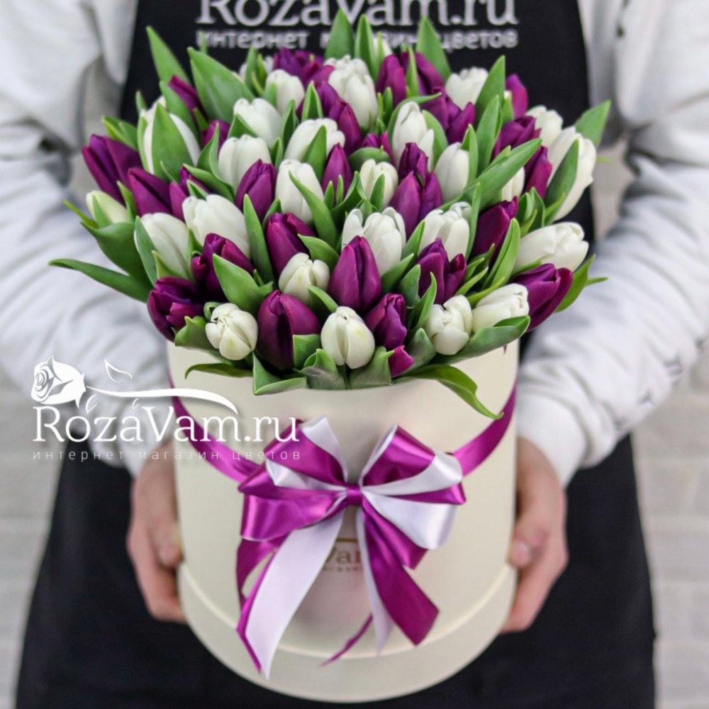 Коробка из 75 бело-фиолетовых тюльпанов