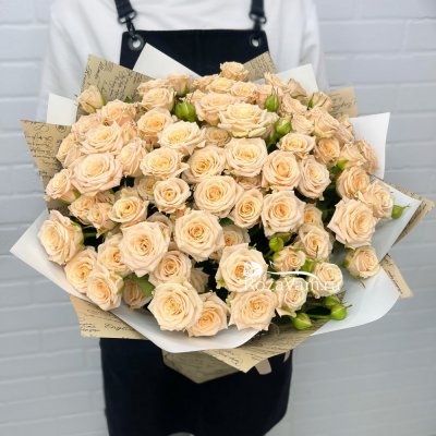 Букет из 25 кустовых роз Яна 50 см