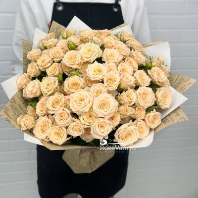 Букет из 25 кустовых роз Яна 50 см