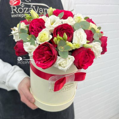 коробка пионовидных роз с эустомой