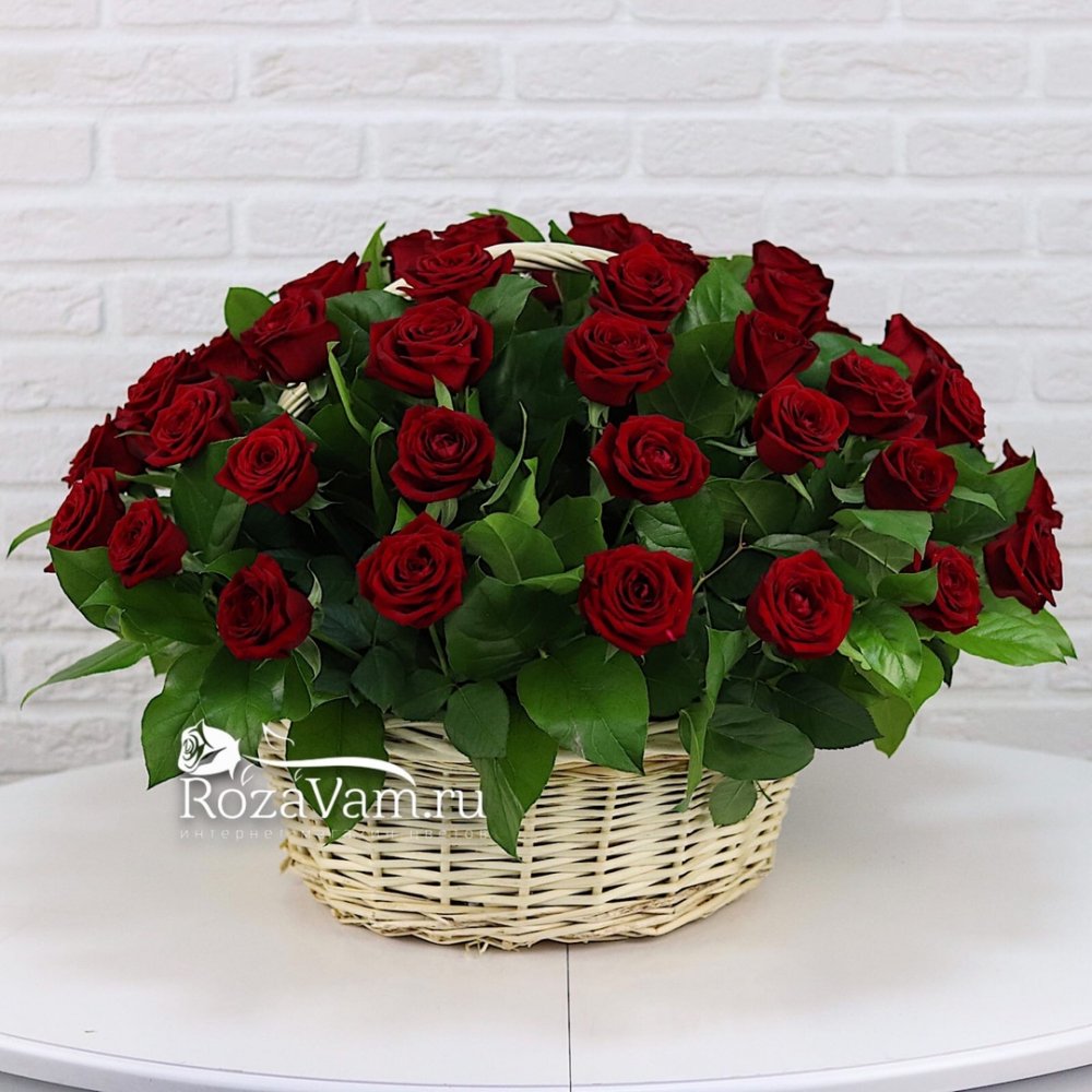 Корзина из 51 красной розы с зеленью