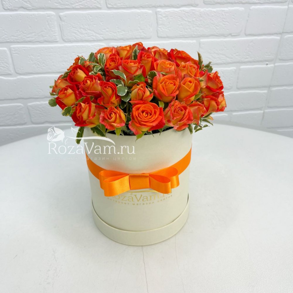 Коробка оранжевых кустовых роз