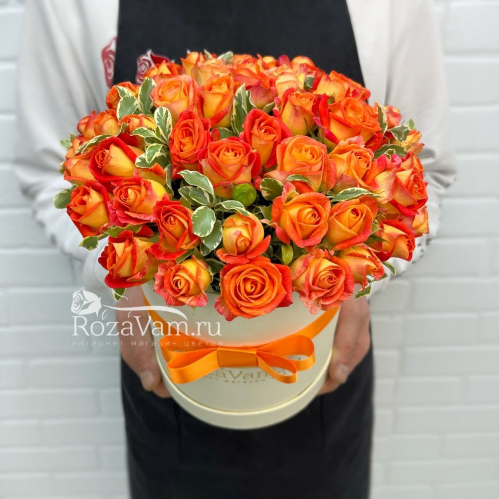 Коробка оранжевых кустовых роз