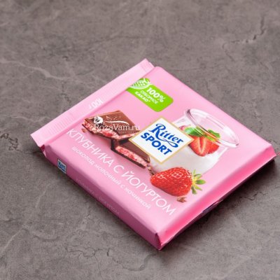 Шоколадка Ritter Sport с клубничным йогуртом