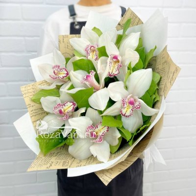 букет из 7 шт орхидей с зеленью