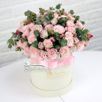 Нежно-розовая кустовая роза в коробке