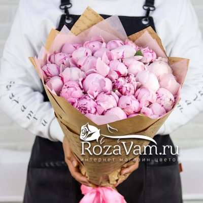 Букет розовых пионов с маттиолой