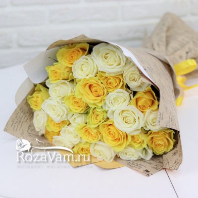Букет из 29 бело-желтых роз