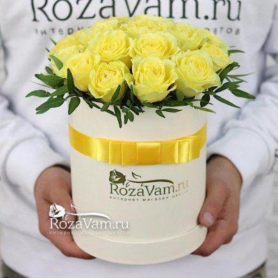 Шляпная коробка из 19 желтых роз