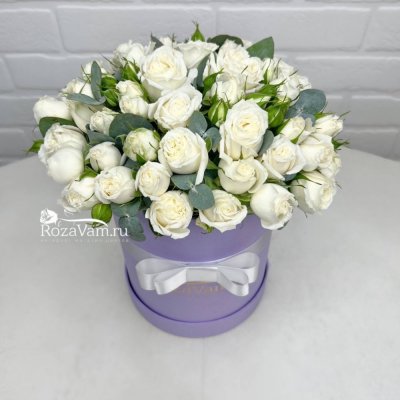 Коробка из белых кустовых роз
