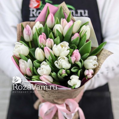 Букет из 25 бело-розовых тюльпанов