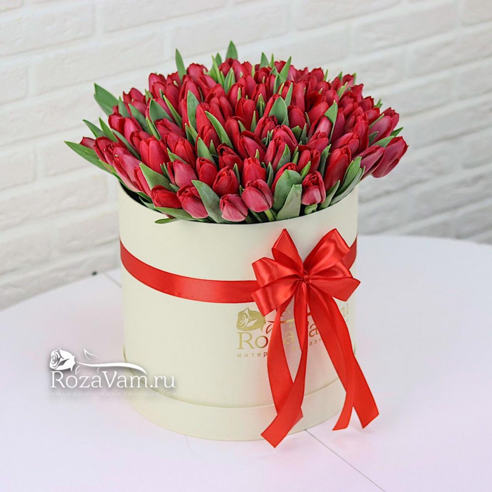 коробка из 101 красного тюльпана