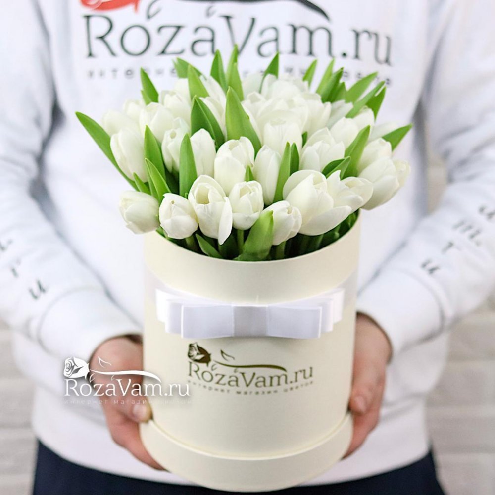 коробка из 35 белых тюльпанов