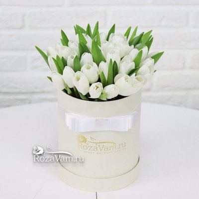 коробка из 35 белых тюльпанов