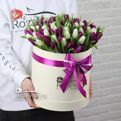 коробка из 101 бело-фиолетового тюльпана