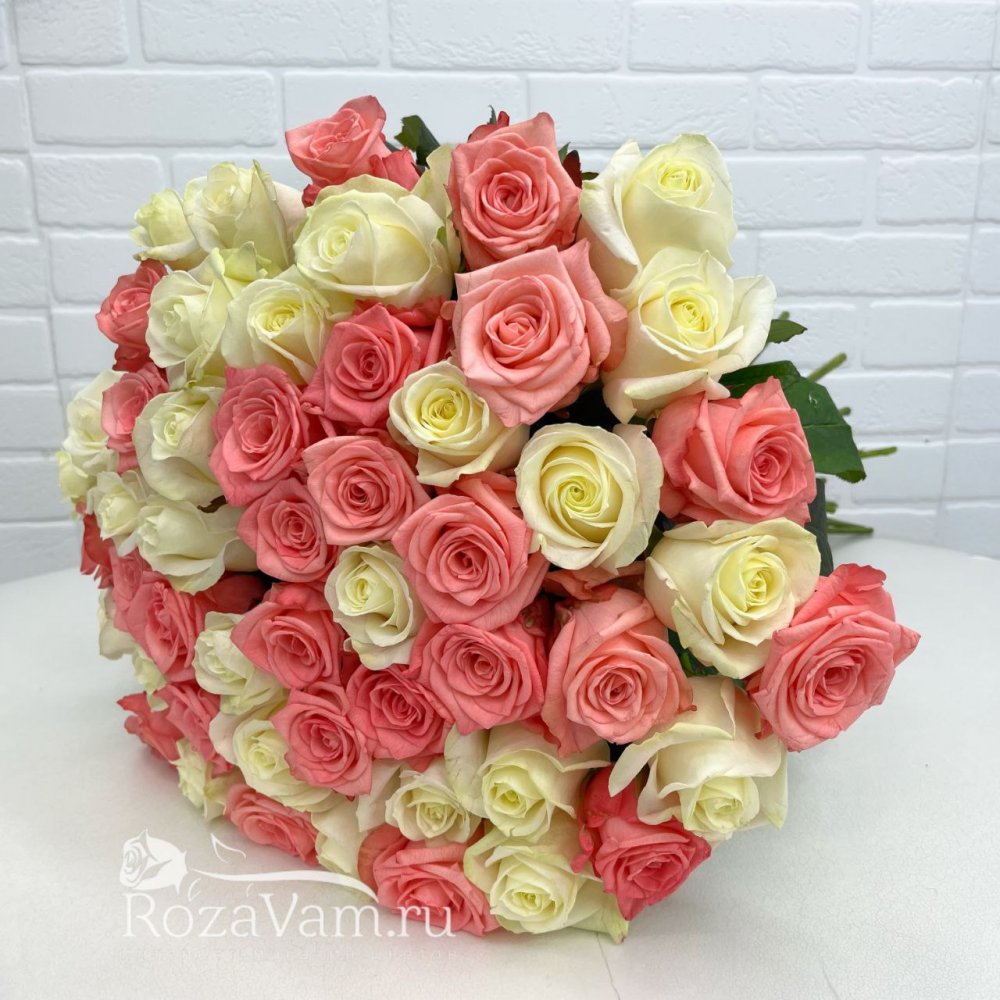 Букет из 51 белой и коралловой розы (50 см)