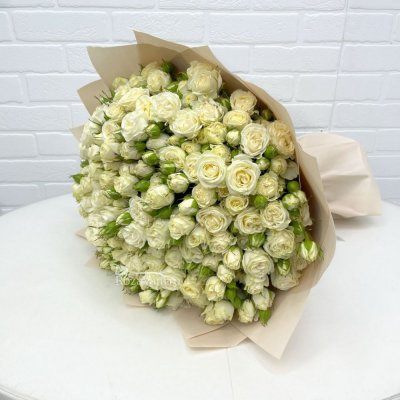 Букет из 51 белой кустовой розы  50см