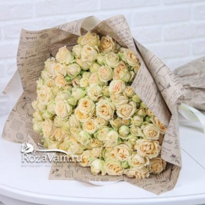 Букет из 25 кустовых роз Салинеро 50 см