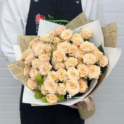 Букет из 15 кустовых роз Яна 50 см