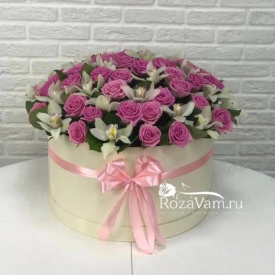 шляпная коробка роз с орхидяеми XXL