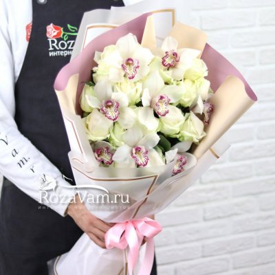 Букет белых роз с орхидеей